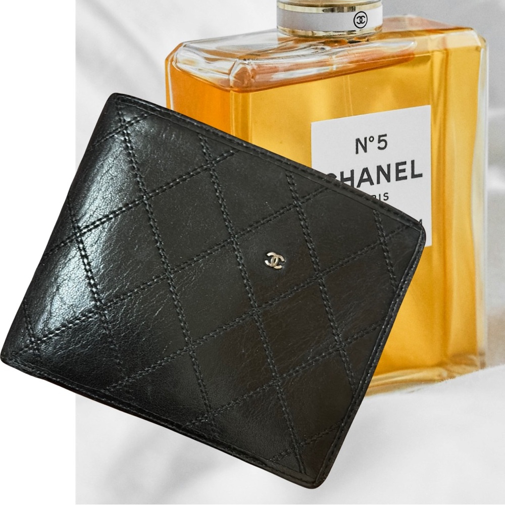 Chanel Authentic Vintage Black Quilted Diamond Stitched Lambskin Bifold Wallet